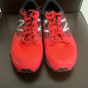 New balance running/active, 690v2 response performance shoes. Worn
